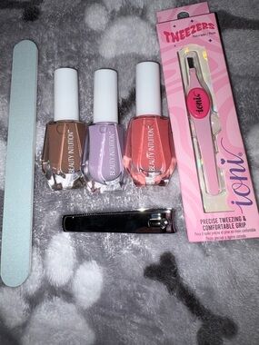 Beauty Intuition Women Nail Care Kit with Pink Tonic Tweezers